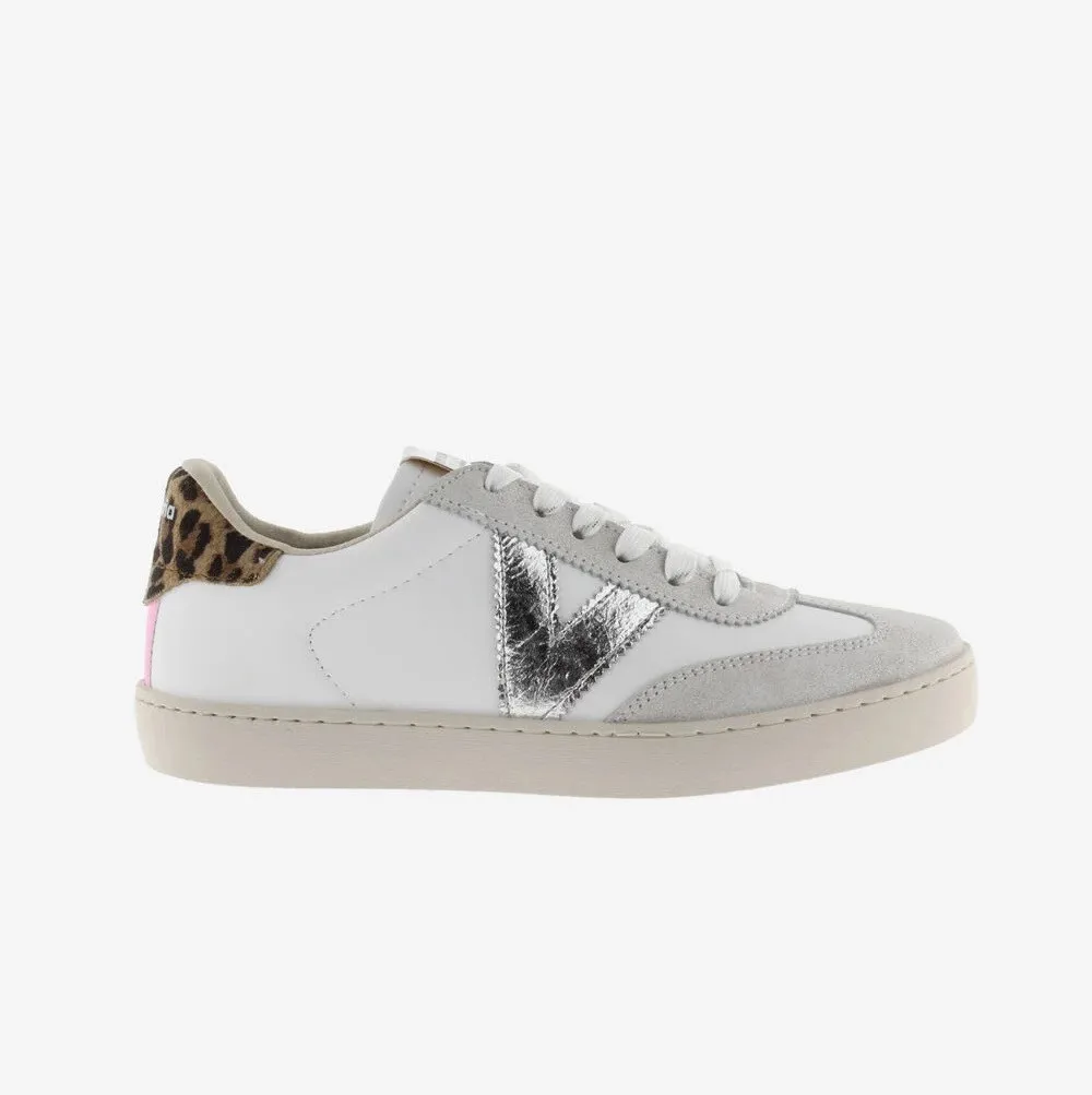 Zapatillas Victoria blancas con V en plata y talón animal print