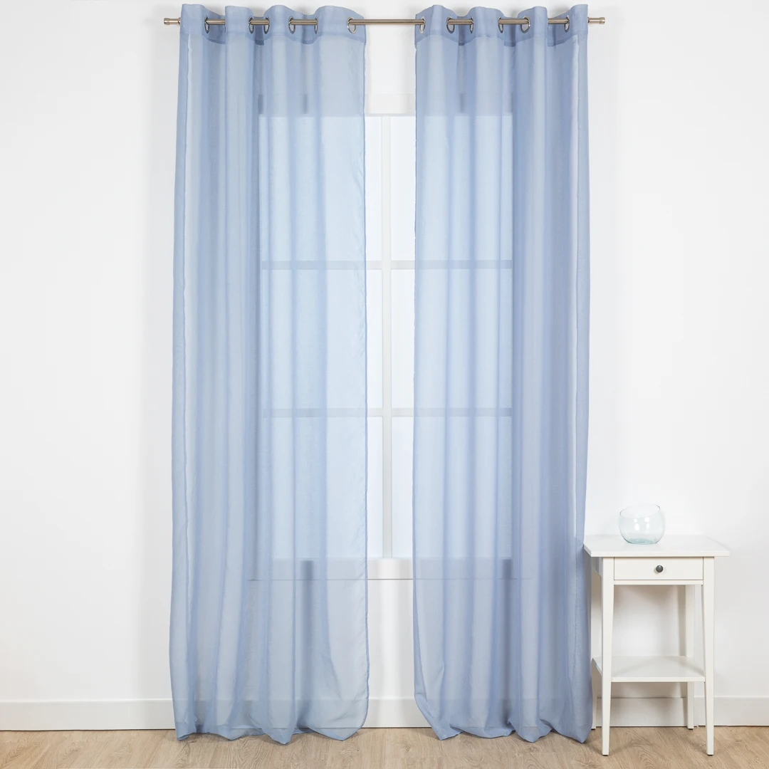 Shapes + translucent curtain Molly curtain. It presents a solid, solid, bright monocolor texture. Available in two measures: 140x260 and 140x300. With metal blanks ready to hang. Available in various colors