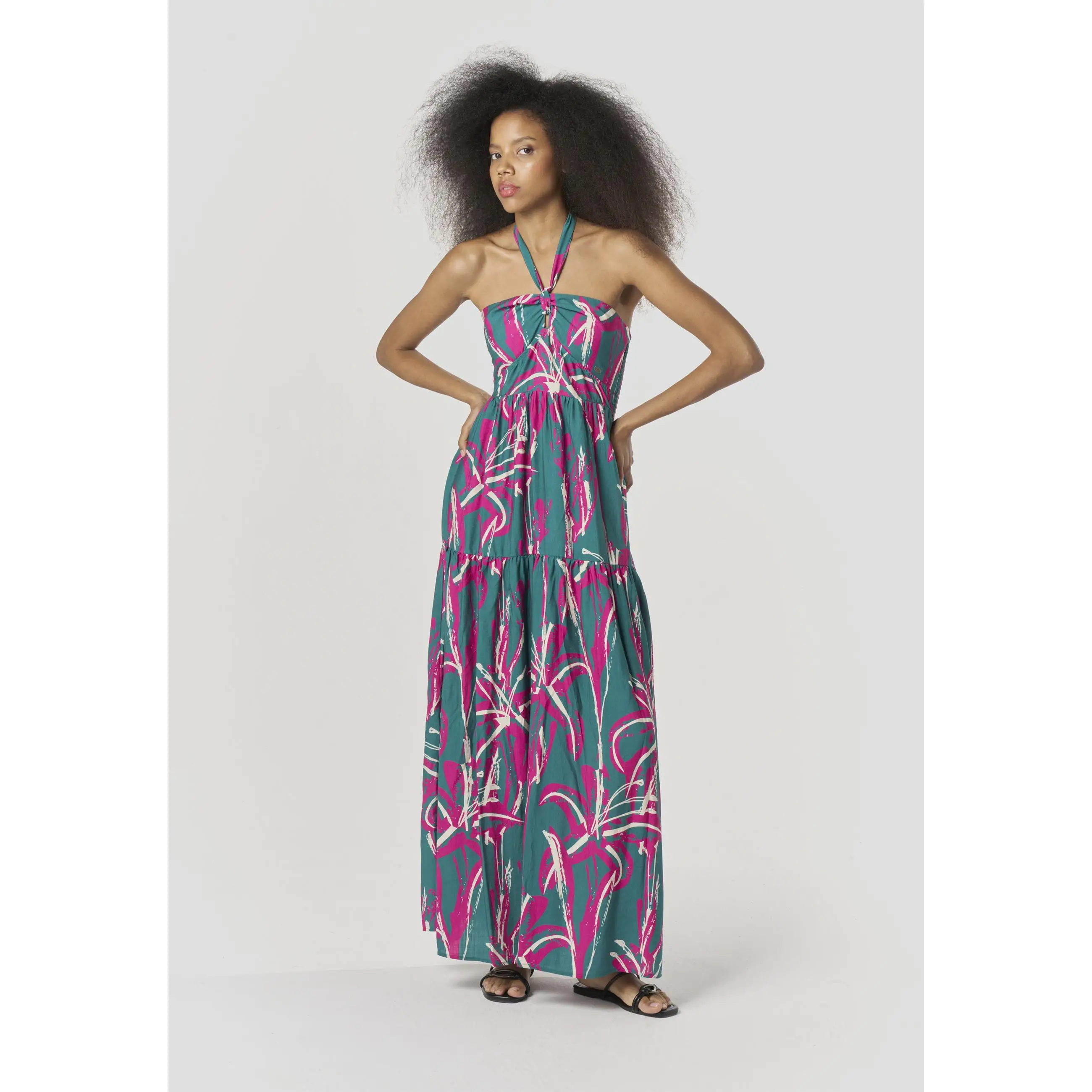 Koroshi - Vestido largo de mujer con escote halter anudado, estampado abstracto y falda con volantes en viscosa y poliamida para eventos veraniegos