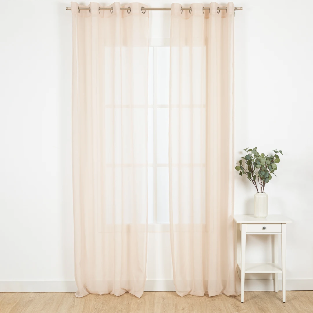 Shapes + translucent curtain Molly curtain. It presents a solid, solid, bright monocolor texture. Available in two measures: 140x260 and 140x300. With metal blanks ready to hang. Available in various colors