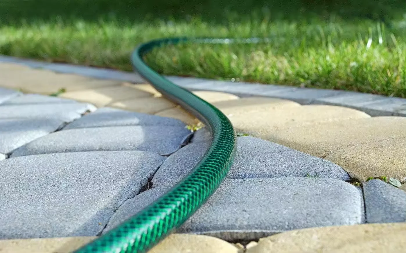 Lili Home 30m Green Garden Hose - Extra Quality Is Designed to Offer Superior Durability and Performance. With 3-Layer Construction, This Hose Is Resistant and Suitable for All Types of Irrigation Tasks in the Garden.