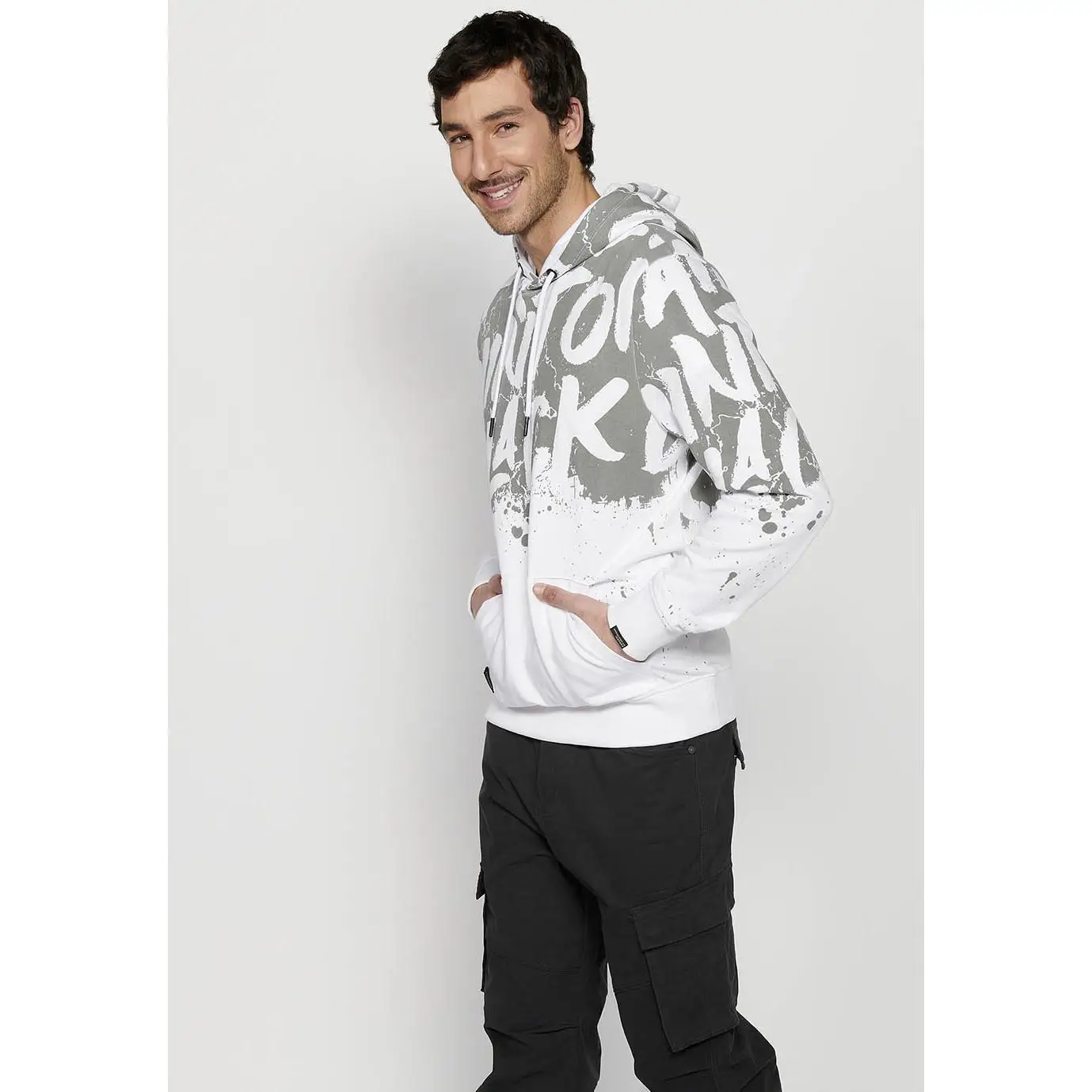 Koroshi Sudadera de manga larga de cuello con capucha ajustable con cordón y estampado delantero para hombre | ropa casual