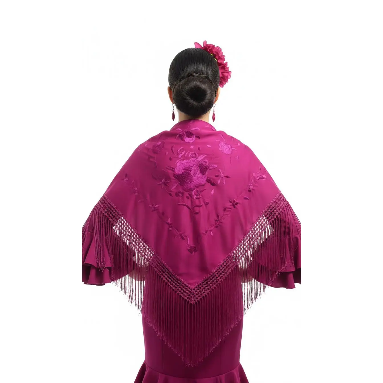 Mantón de flamenco de color buganvilla con los bordados de floral mismo tono de mantón