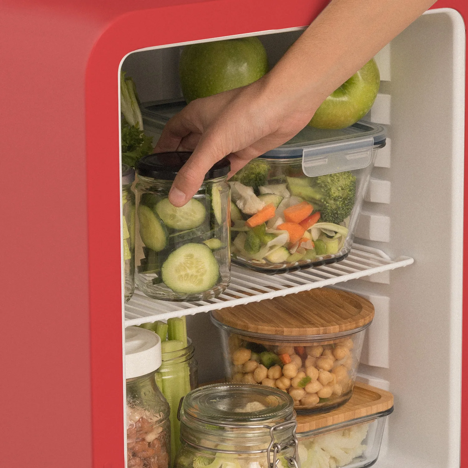 CREATE - RETRO FRIDGE 48L BLACK - Stylish mini refrigerator with a capacity of 48L, adjustable shelves, and low noise at 39dB, perfect for small spaces and enhancing your vintage kitchen decor.