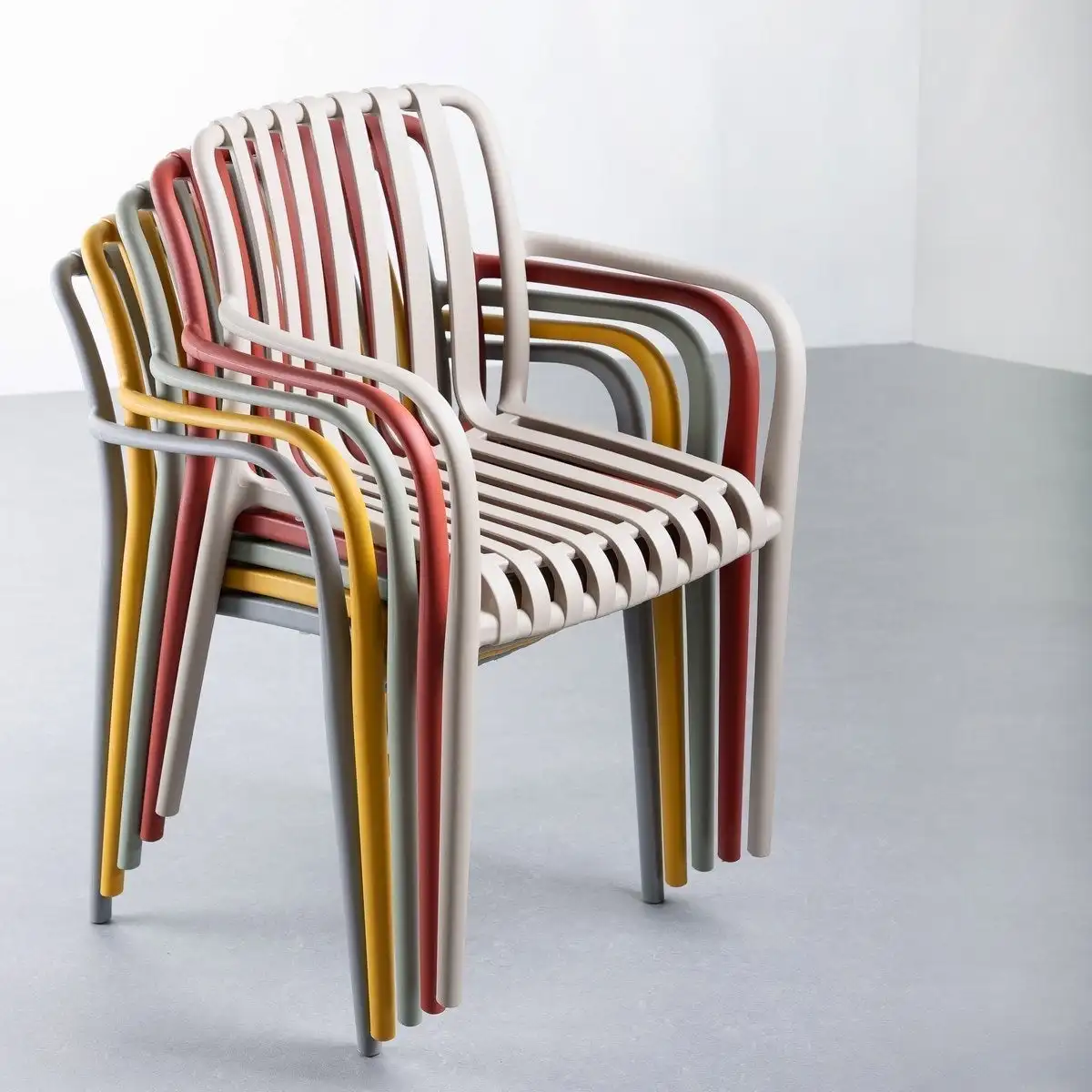 Silla de jardín Deba apilable con brazos de polipropileno LOLAhome