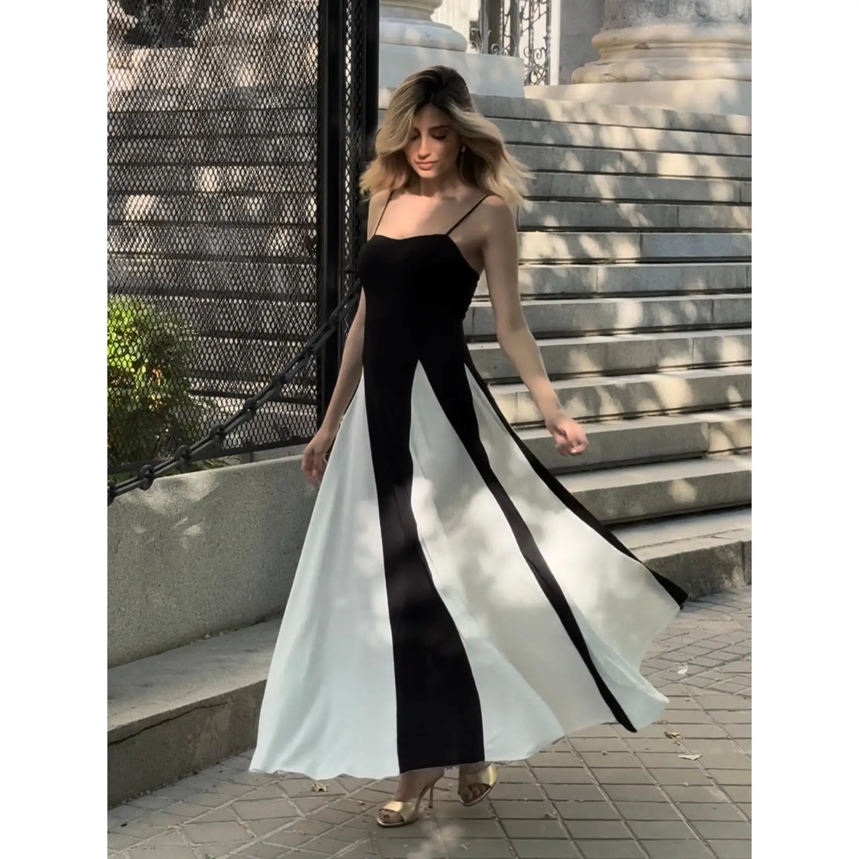 Vestido largo de mujer en tejido crep bicolor. Diseño elegante con falda fluida y cuerpo ajustado. Ideal para bodas, fiestas y eventos especiales.