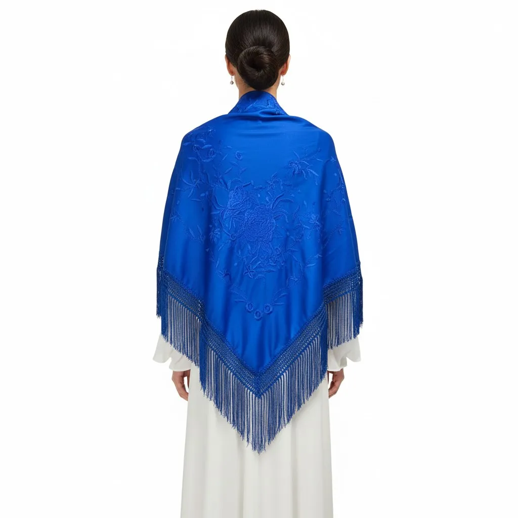 Mantón de flamenco de color azul eléctrico con los bordados de floral mismo tono
