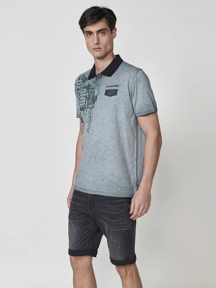 Koroshi - Polo hombre manga corta cuello camisero estampado gráfico frontal en 100% algodón con efecto lavado y bolsillo de pecho, kaki