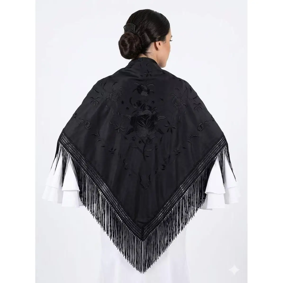 Mantón de flamenco de color negro con los bordados de floral mismo tono