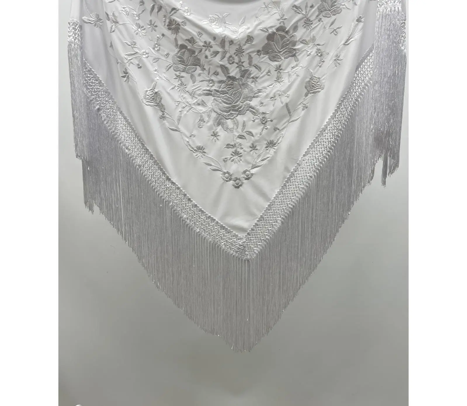 Mantón Flamenco color blanco con bordado del mismo color Clavel Artesanal" – Bordado Floral 160 cm de largo por 80 cm de ancho,
