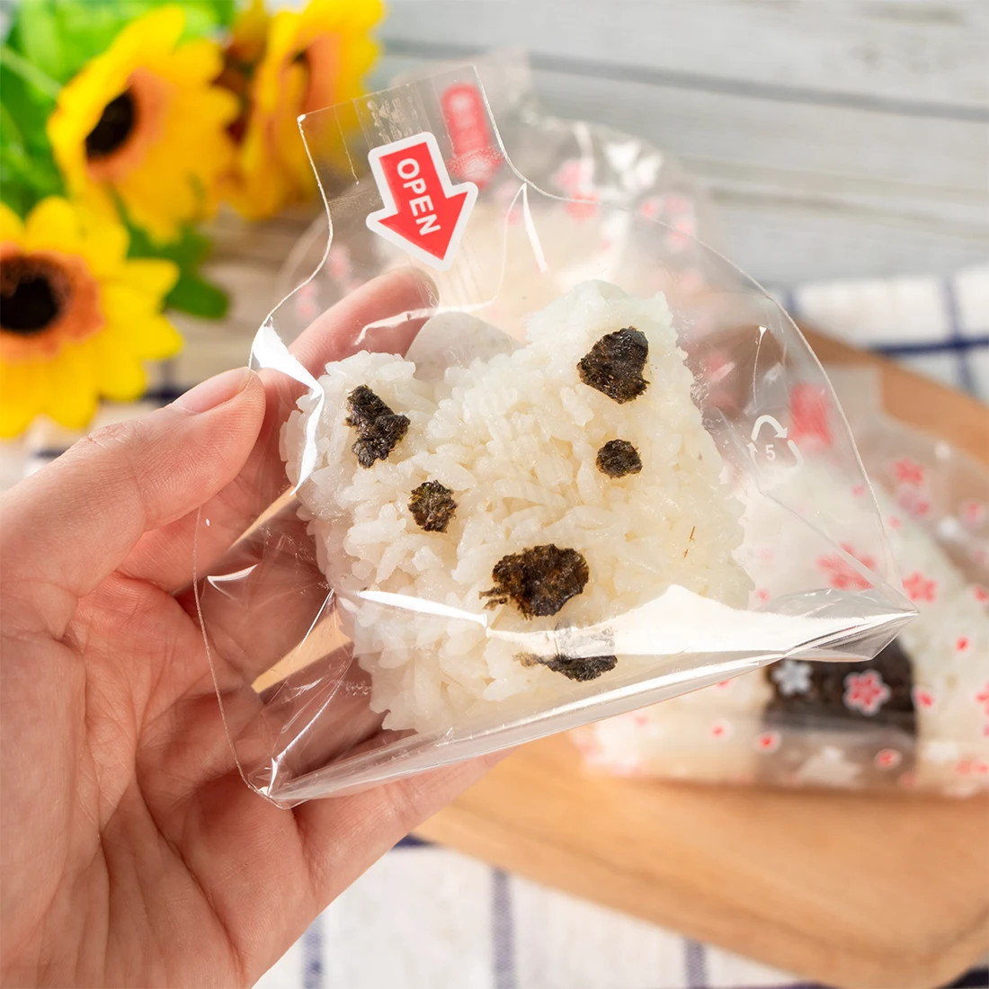 

Aesumta Food Grade Round shape Onigiri Wrappers with 100 Pieces Disposable Easy Tear Bags and 100 Pieces Stickers, Microwaveable