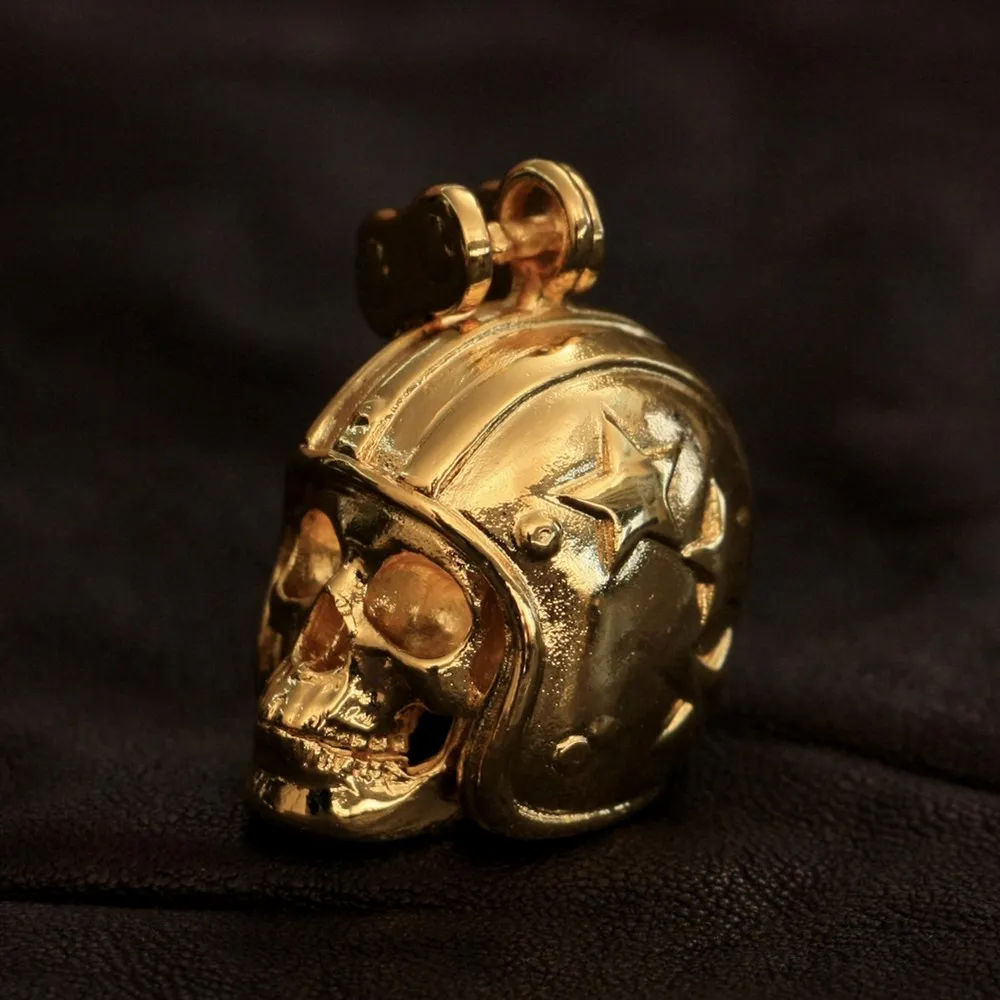 

LINSION Motorcycle Helmet Skull Pendant Gold Plated Brass Mens Biker Rock Punk Jewellery GP19 JP