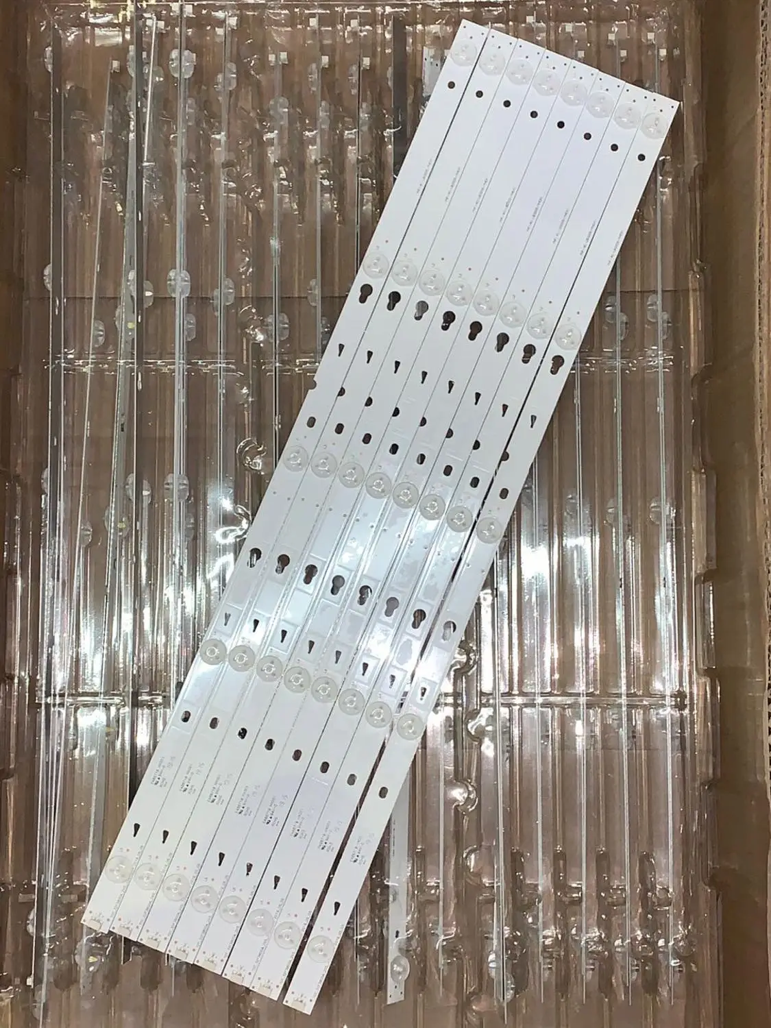 

8pcs original quality for TCL55 B55A558U D55A710 strip TOT-32F3800A-2X5-3030C-V3 YHA-4C-LB3205-YHEX1 TCL D55A710 57CM