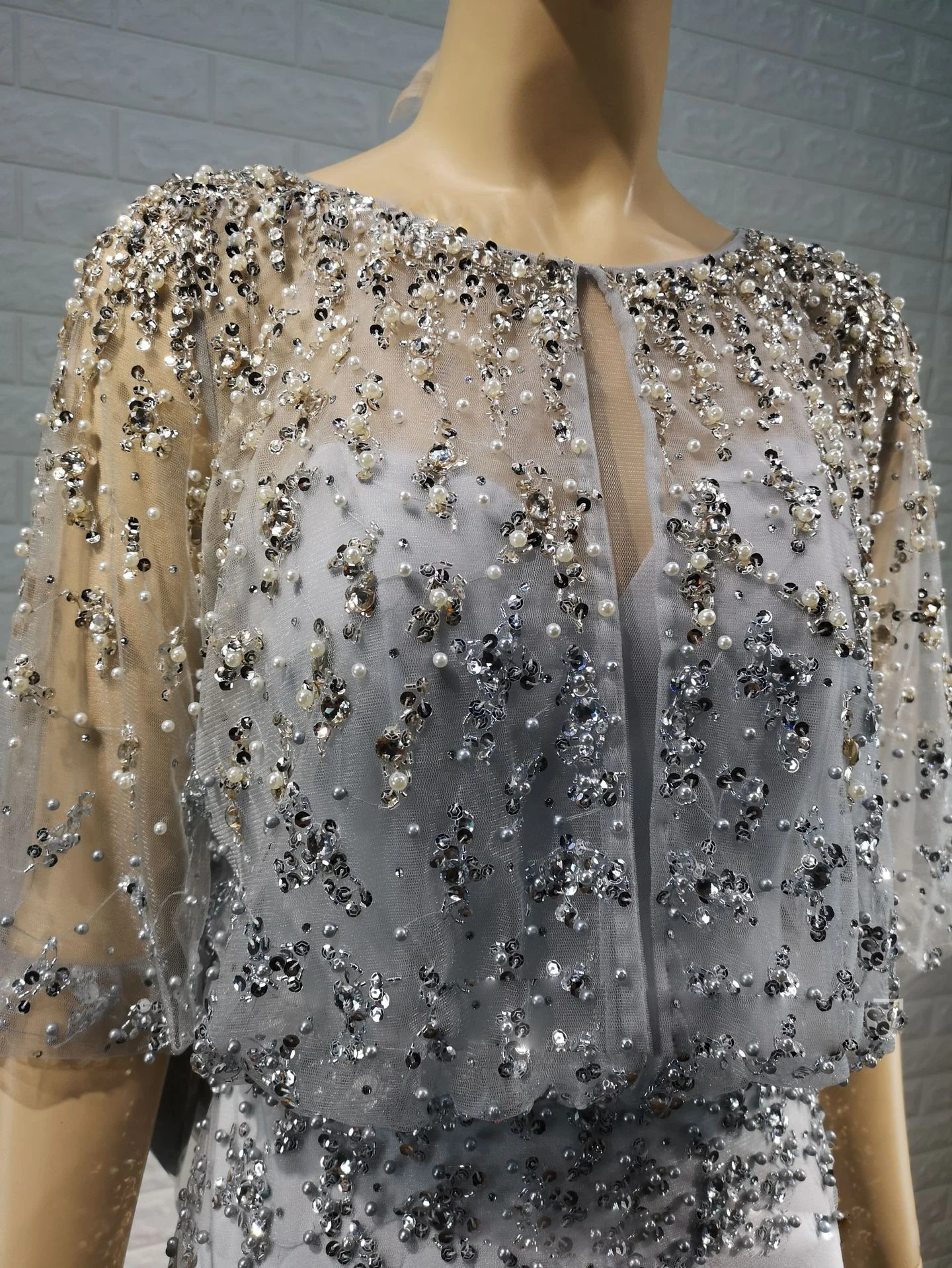 Robe de soirée pour la mère de la mariée, boutique de tailleur, paillettes argentées, perles, élégante, tenue d'occasion, bling