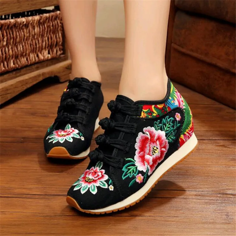 New Spring Women\'s Flower Embroidered Flat Platform Shoes Chinese Ladies Casual Comfort Denim Fabric Sneakers Shoes