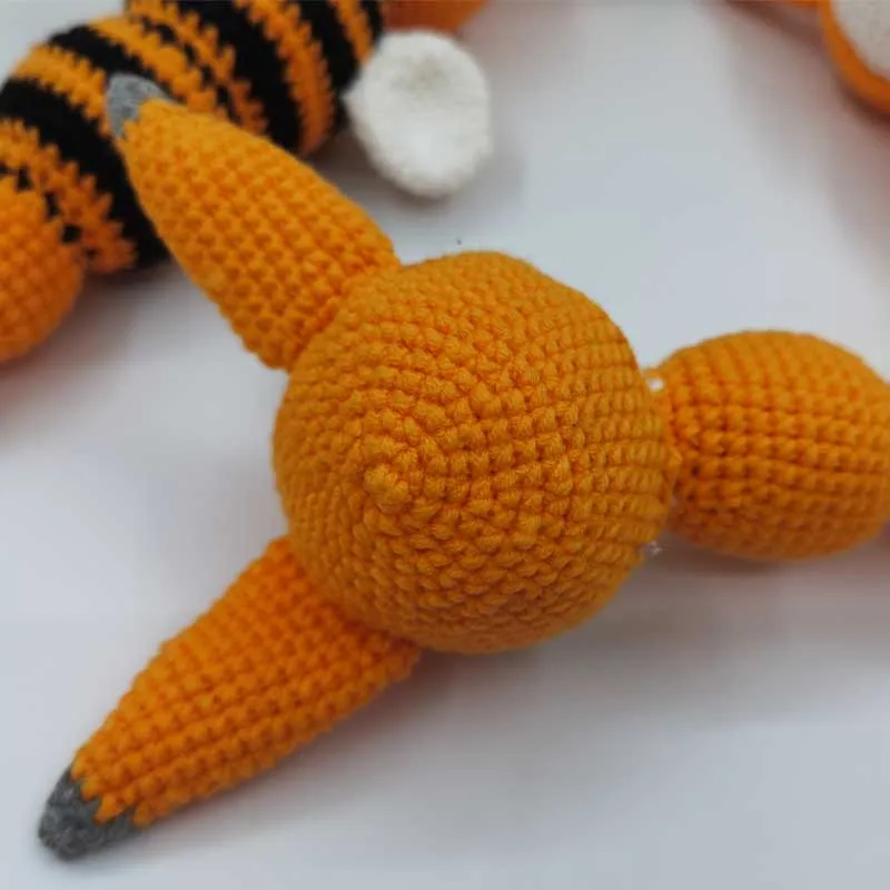 Adorável dos desenhos animados raposa abelha crochê chocalhos do bebê meninos meninas macio mão sino anel chocalho crianças brinquedos cama sinos educativos