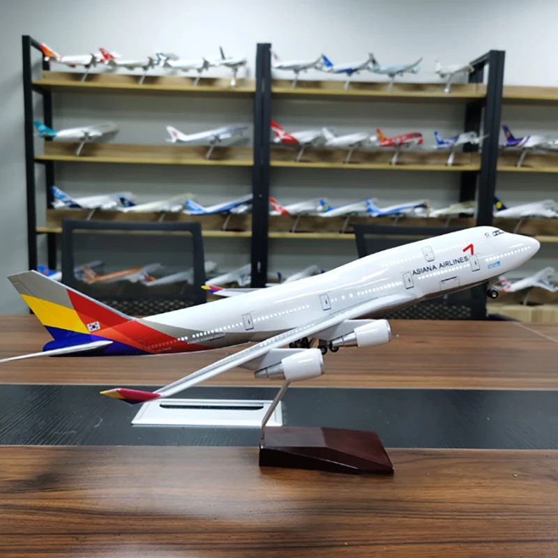 

47CM 1/160 Scale Airplane B747 Korean ASIANA Airline Model with LED Light Landing Gears Diecast Plastic Resin Plane Toy Gift