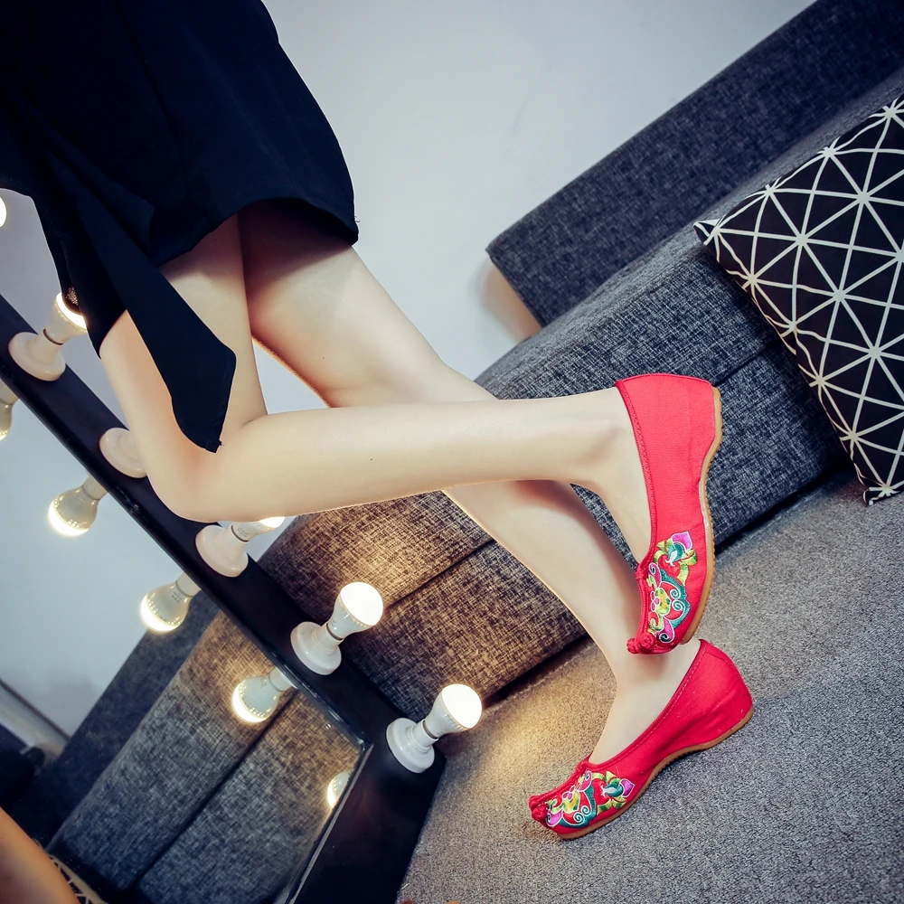 Veowalk Handmade Women\'s Flats Chinese Tradition Opera Embroidery Shoes Old Beijing Soft Sole Casual Breathable Cloth Shoes