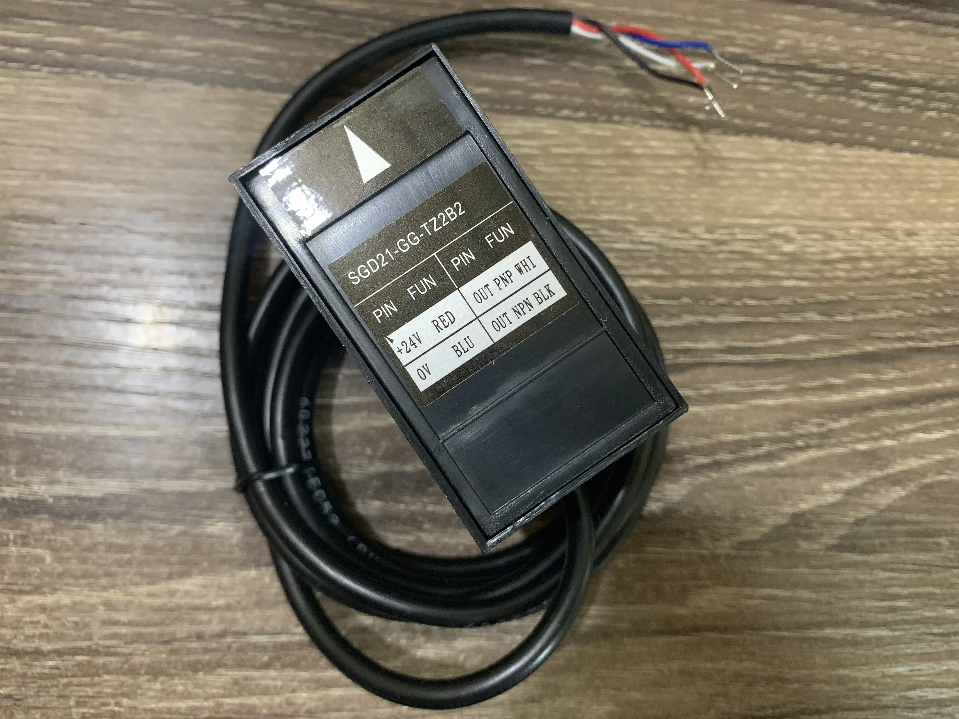 SGD21-GG-TZ2B2   replace of  SGD-ADS-2  (Discontinued ) leveling photoelectric sensors