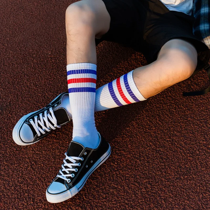 Tiro da strada da uomo con calze a tubo lungo strisce tubo alto in cotone tinta unita bianco e nero per aiutare gli sport alla moda