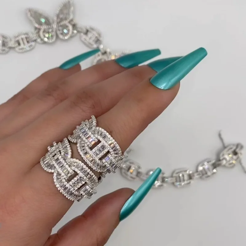 Neuer Cubic Zirconia Iced Out Bling Geometrie CZ Verlobungsring mit vollständigem CZ-Besatz für Frauen, einzigartiger, eisiger Schmuck.