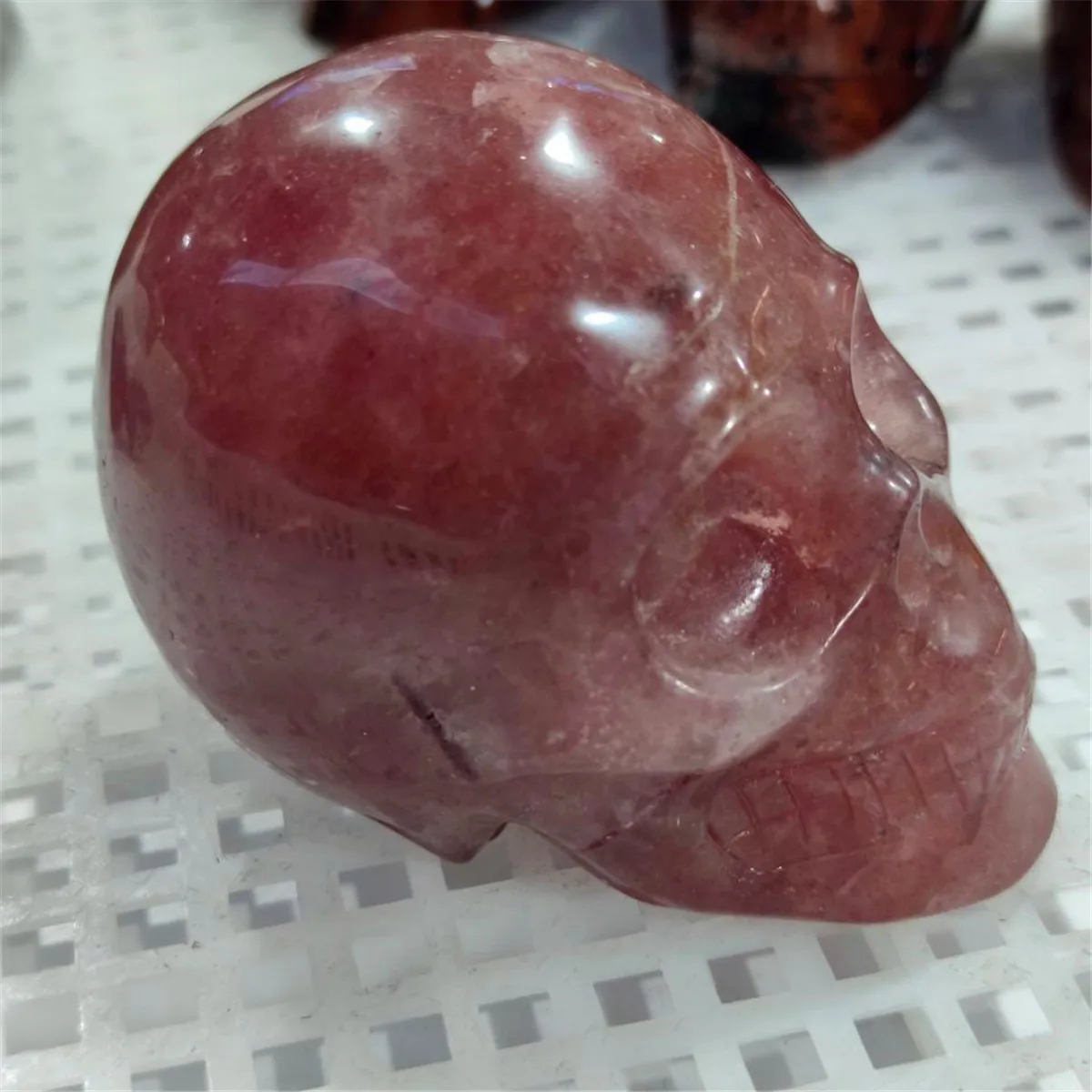 1pcs 550-650g Natural Strawberry Crystal Skull Home Decoration Energy Stone Art Collection Model Halloween Costume Decoration