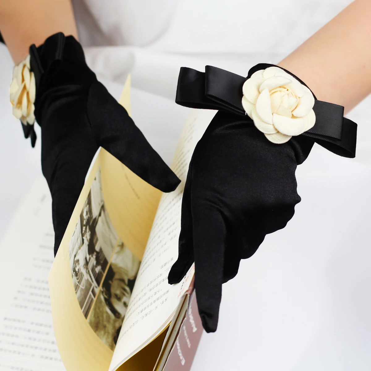 WG032 Delicate Wedding Bridal Black Short Gloves Satin Ribbon Cloth-Peony Wrist Finger Velvet Brides Bridesmaid Gloves