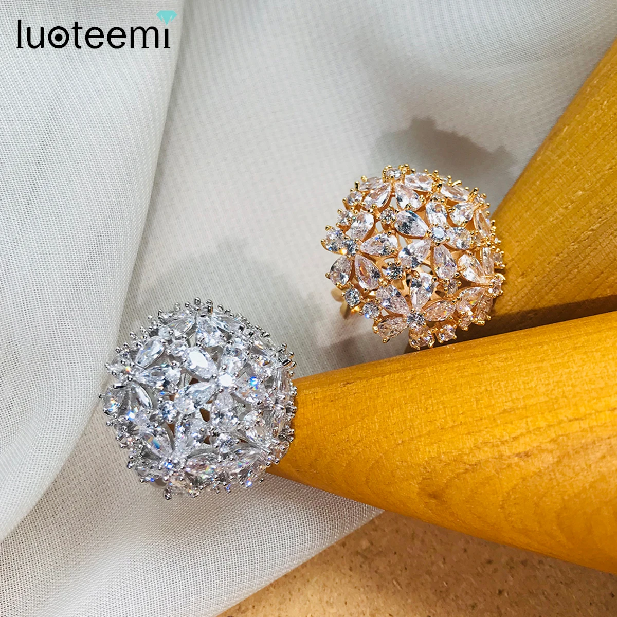 LUOTEEMI Design Zircon Flowers Shape Gold Color Rings for Women Chic Wedding Bridal Engagement Party Girl\'s Luxurious Sweet Ring