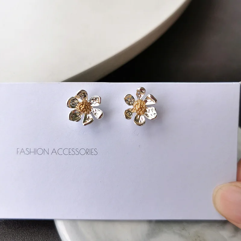 Ear Clips Temperament Korean Fresh Little Daisy Earrings with Clips Girl Sweet Cute Three-dimensional Flower Clip on Earrings