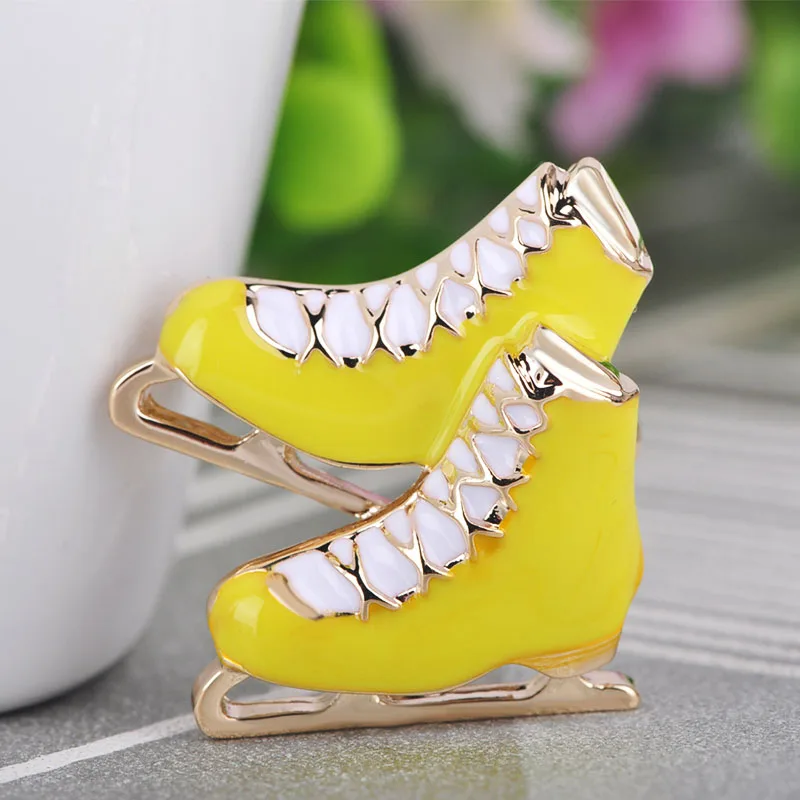 OI New Fashion Black Roller Skates Brooch Pin Sleigh Shoes Shape Brooches Enamel Gold Color Jewelry for Boys Girls