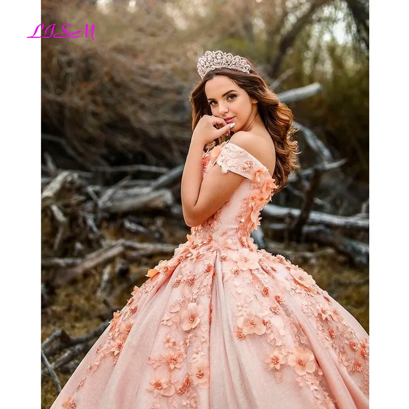 Off The Shoulder Quinceanera sukienki aplikacja 3D kwiatowe koraliki słodkie 16 Party suknie balowe korowód koronka księżniczki z powrotem sukienka na studniówkę