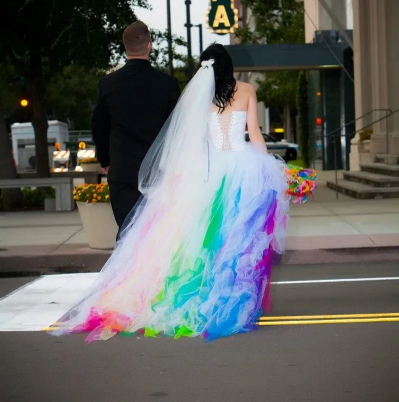 Vestido novia 2018 Colorful Rainbow Sexy Halter Colorful Short Front Long Back Hi Lo abito da sposa per abiti da damigella d'onore da spiaggia