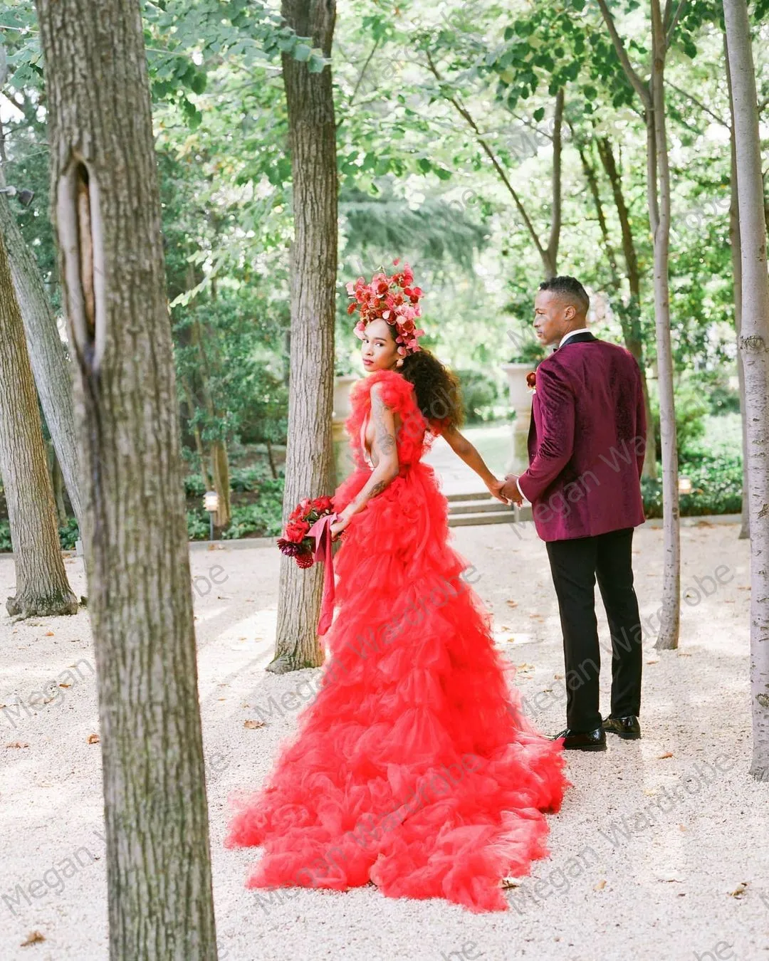 Charming Red Tiered Kräuselte Gefaltete Tüll Hochzeit Kleid Mit Langen Zug Sexy Tiefem V-ausschnitt Sheer Tüll Abendkleider vestidos