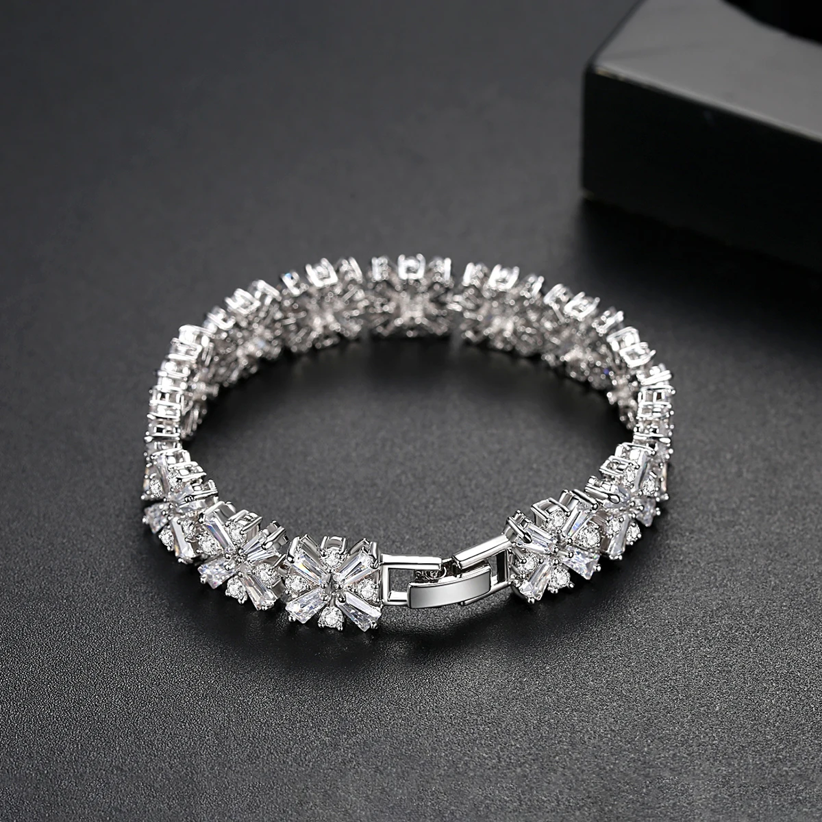 LUOTEEMI Brand New Luxurious Women Wide Bracelet Bride Wedding Zirconia Bangles High Quality CZ Inlay Bracelet for Girl Party