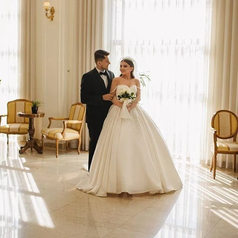 Vestidos de casamento do coração do espaguete com frisado applique ruched uma linha vestidos formais da noiva varredura trem robe de soiree