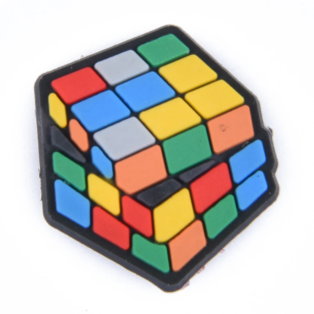 カラフルなPVCシューズチャーム、rubikのキューブシューズの装飾、オートバイのサンダルアクセサリー、芸術、人気セール、1個