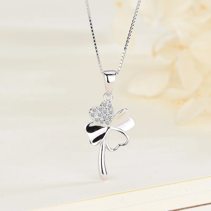 

Korean version of initial necklace female popular creative simple four-leaf clover necklace clavicle chain