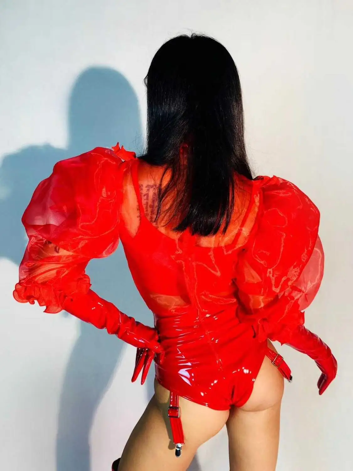 Rode transparante bodysuit met pofmouwen lederen handschoenen bar nachtclub vrouwen zanger concert sexy podiumkleding prestatie kostuum