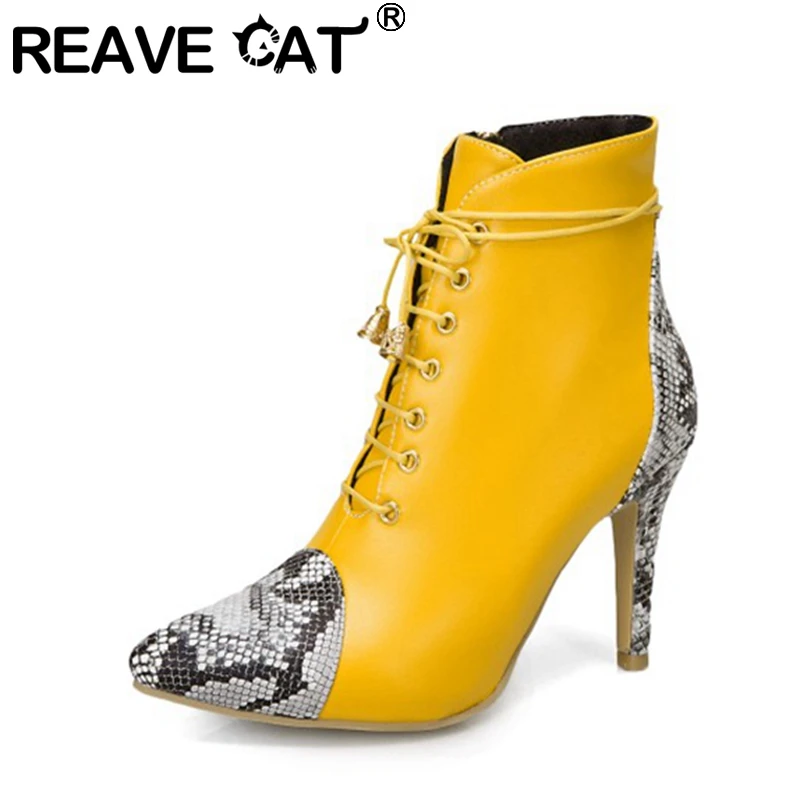 

Женские ботильоны со змеиным принтом REAVE CAT, лоскутные ботильоны на шнуровке и с заостренным носком, Короткие Плюшевые ботинки на тонком каблуке синего, черного, желтого и белого цветов, A4511, 2021