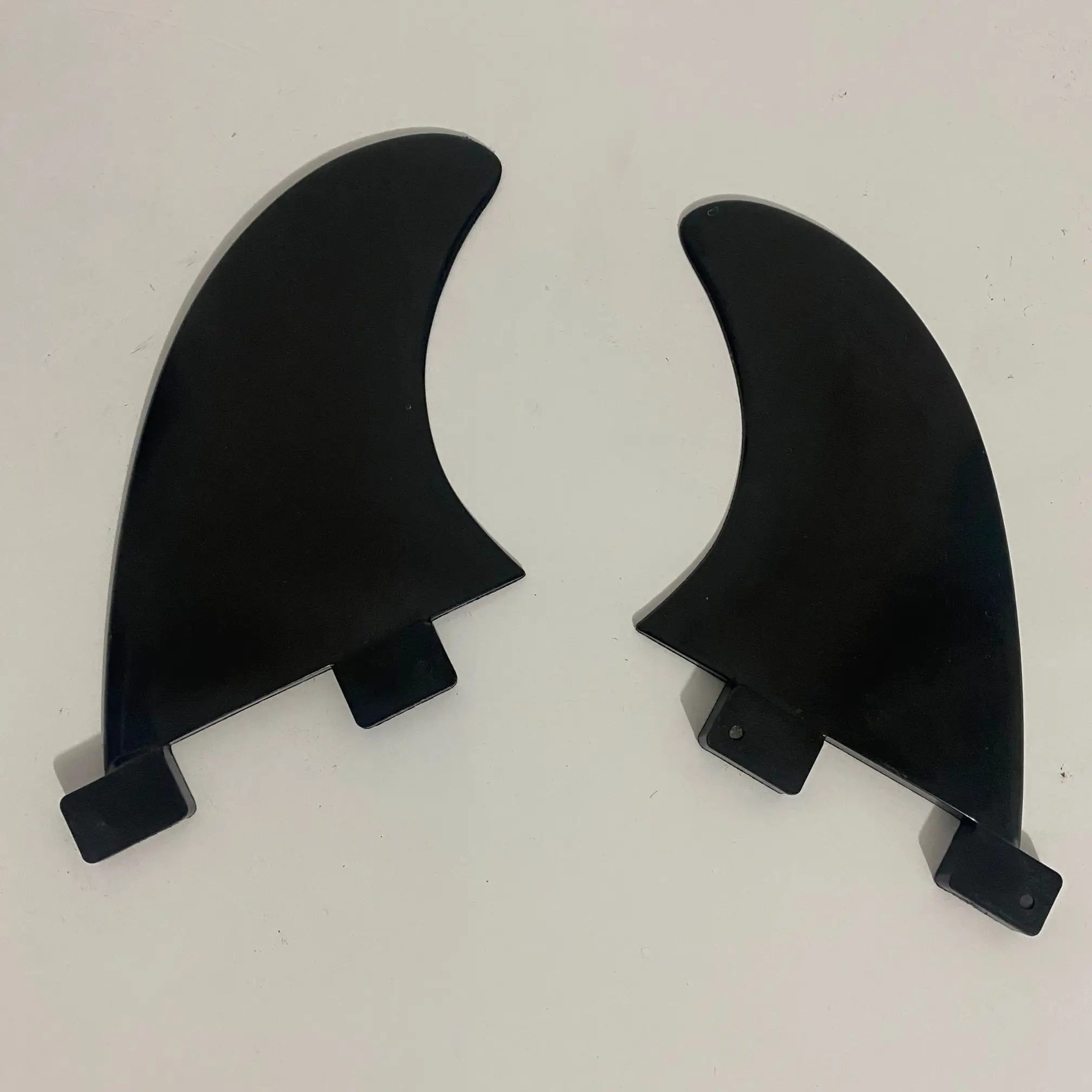 2 Stück GL Surfboard Fins Schwarz/Weiß Nylon Kunststoff Twin Tab Base Side Fin Surf Fins – Detail 1