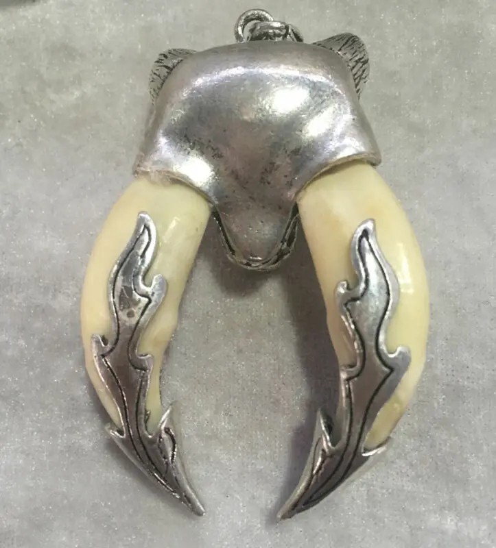 Chinese Antieke Dubbele Boar Tooth Zilveren Wolf Beschermende Talisman Hanger