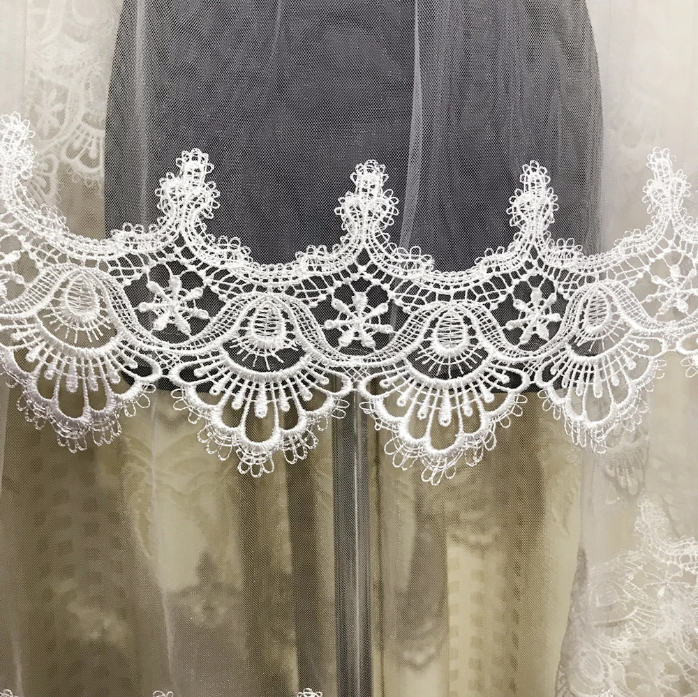 Real Photo Twee Layer Ivory Korte Wedding Veils Vingertop Lengte Tulle Lace Applique Bridal Accessoires Met Kam