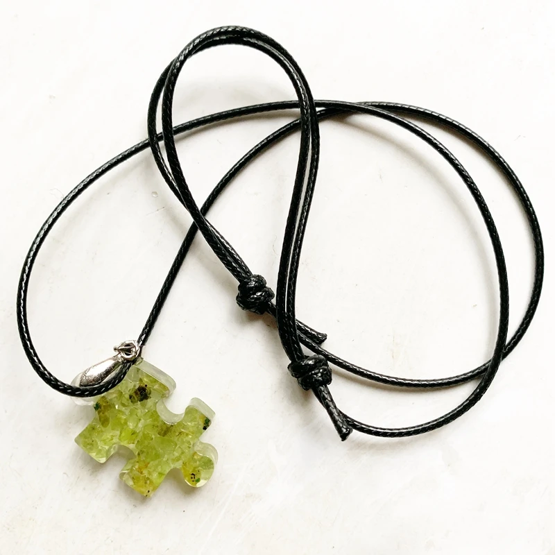 Natural Olivine Stone Beads Resin Pendant Orgone Energy Necklace Gemoetric Peridot Crystal Chips Resin Necklace Rope Chain