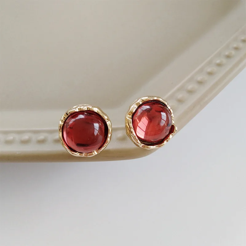 2020 New Fashion Quality European Baroque Retro Palace Style Small Blood Red Round Stone Earrings Non Piercing Earrings No Hole