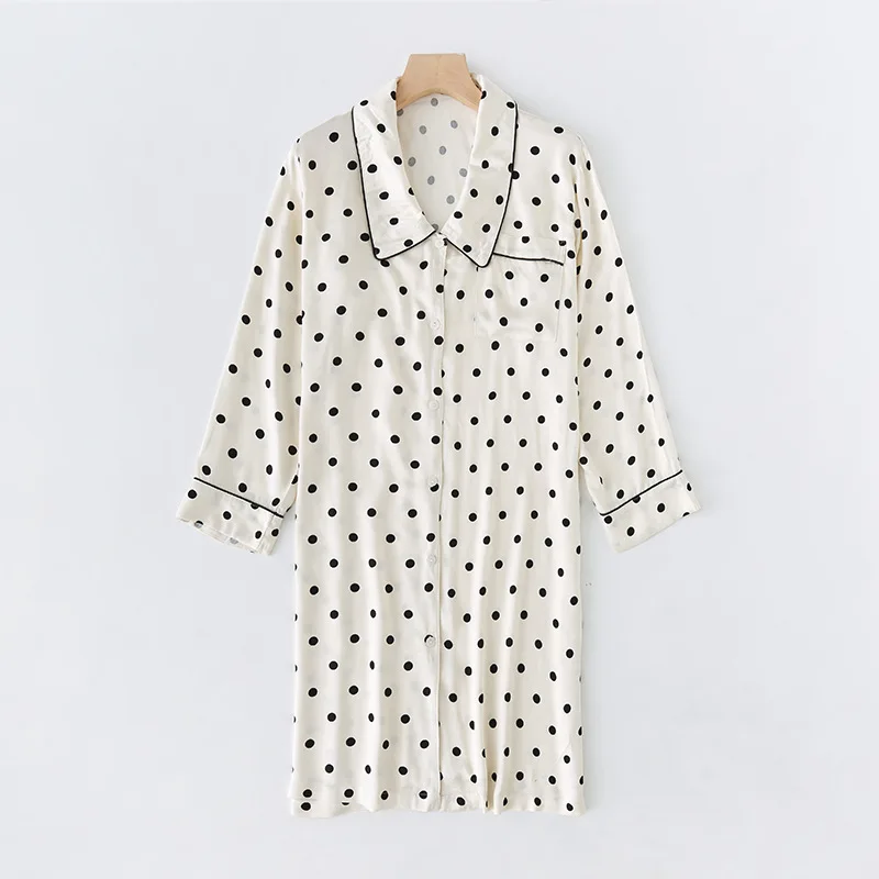 2021 قميص نوم نسائي خريفي بأكمام طويلة من الساتان وياقة مدببة تنورة سوداء مموجة مطبوع عليه نقط فستان نوم مثير للسيدات