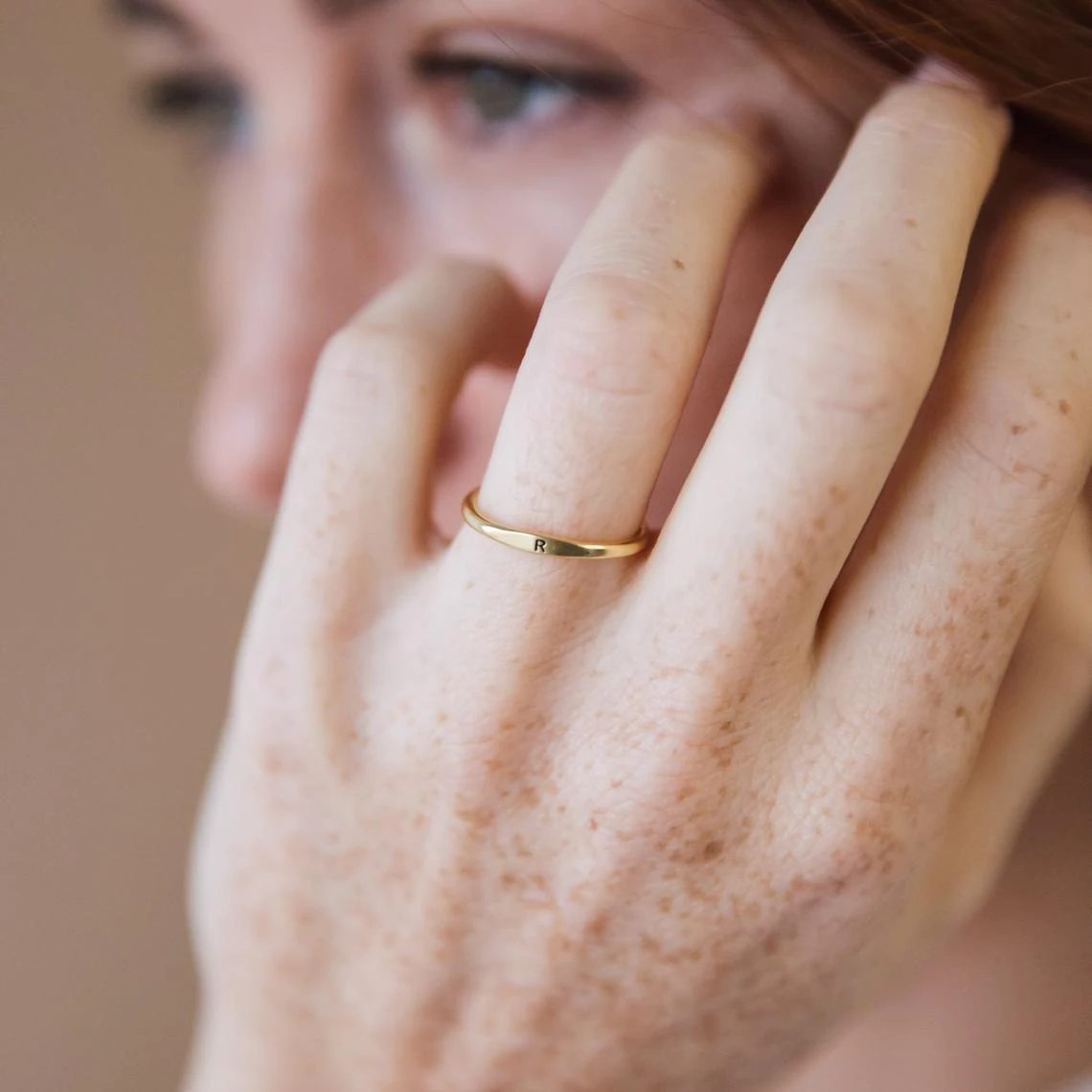 Dainty cincin inisial cincin nama huruf kurus cincin alfabet ibu susun hadiah Hari Ibu