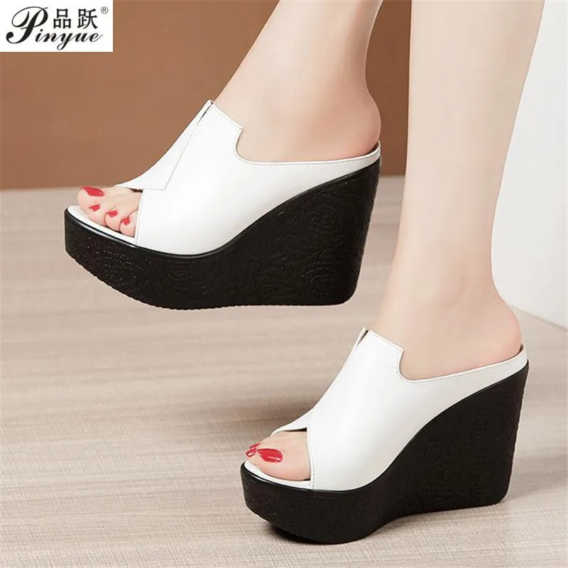 Wysokie obcasy kapcie na platformie buty na plażę skórzane damskie kapcie letnia moda Casual buty na koturnie kapcie matka buta
