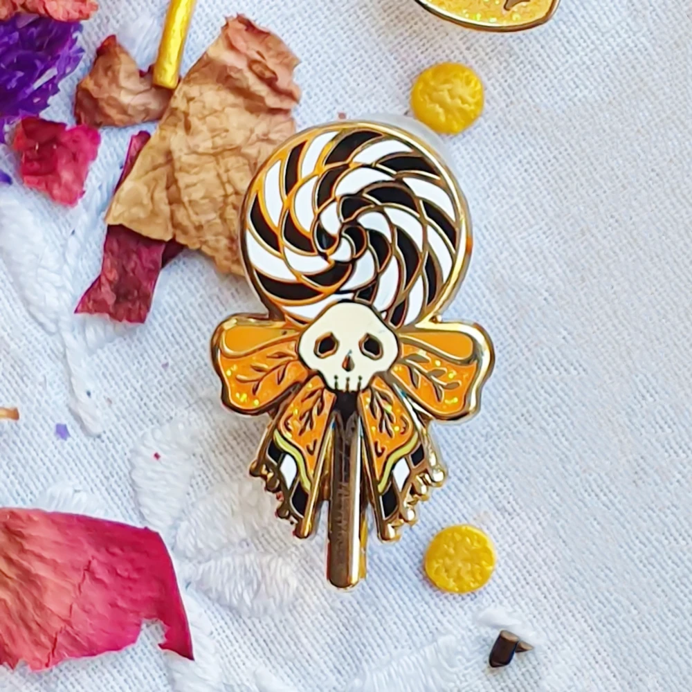 

Shiny Spooky Skull Lollipop Hard Enamel Pin Cute Cartoon Bow Candy Dessert Brooch Accessories Unique Gothic Halloween Gift