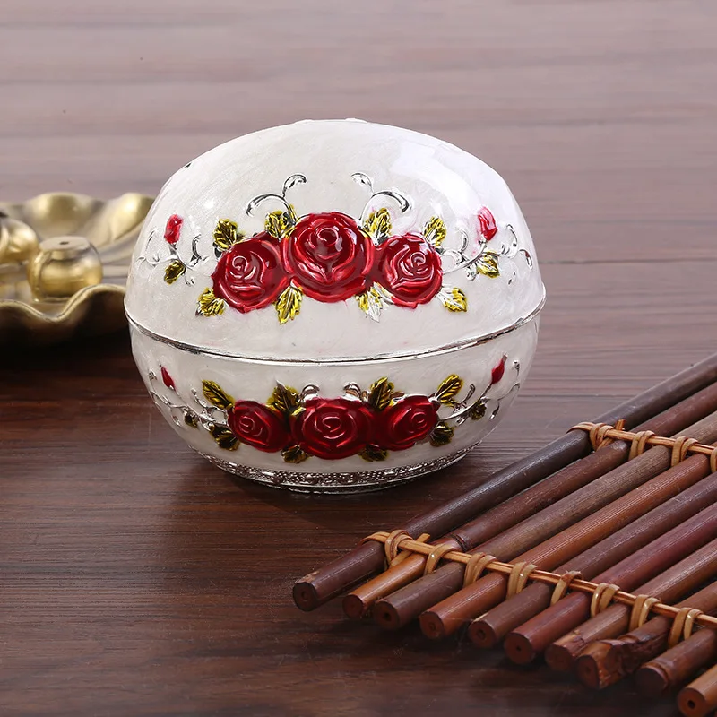 European rose embossed ashtray with lid metal drop-resistant ashtray for household coffee table.