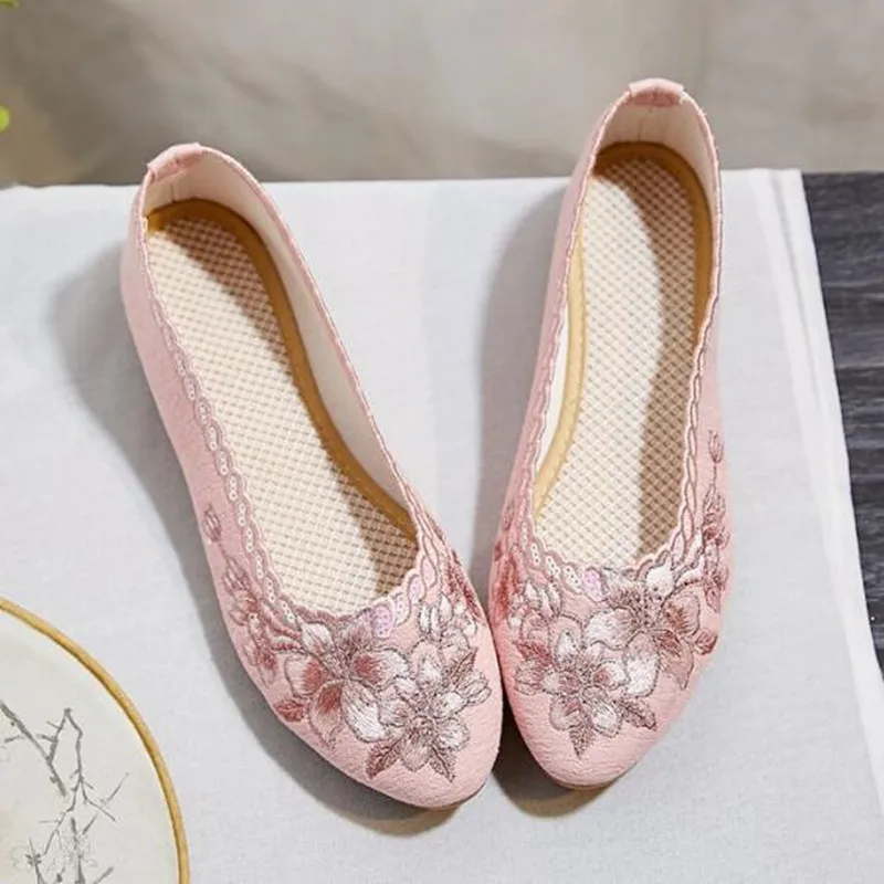 Kwiat haftuje kobiety obuwie z tkaniny bawełnianej letnie buty na wybiegu damskie etniczne czółenka niskie cekiny Slip-on Pointed Toe mokasyny
